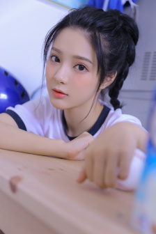 趁女朋友洗澡玩她闺蜜电影